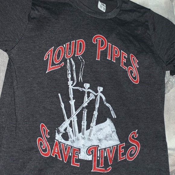 🔓LOUD PIPES SAVE LIVES graphic tee NEW men’s S - Picture 3 of 5
